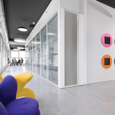 un-ufficio-con-pareti-divisorie-in-vetro-min